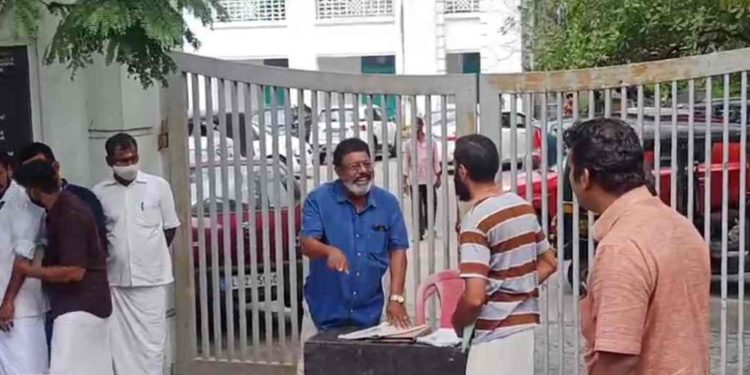 സാർ, മാഡം വിളി ഉപേക്ഷിക്കാത്ത നഗരസഭയുടെ മുന്നിൽ പ്രതിഷേധ നാടകം
