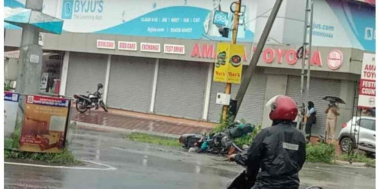 നഗരത്തിൽ ബൈക്കുകൾ തമ്മിൽ കൂട്ടിയിടിച്ചു മൂന്നു പേർക്ക് പരിക്ക്