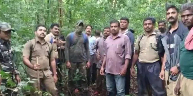 വനത്തില്‍ കുടുങ്ങിയ പൊലീസ് ഉദ്യോഗസ്ഥരെ തിരികെ എത്തിച്ചു