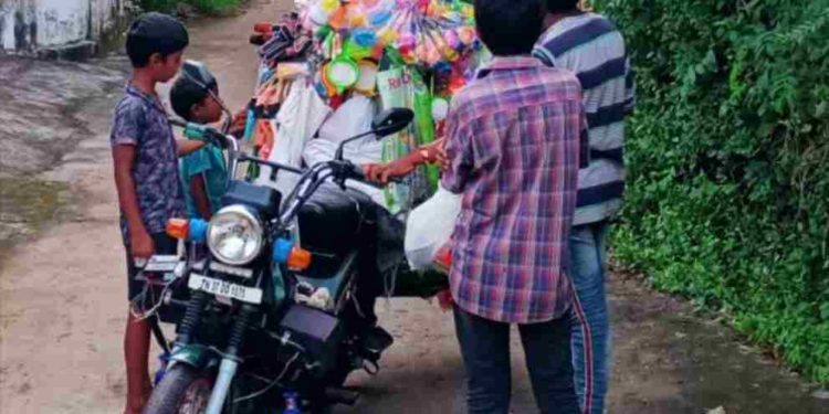 കൊഴിഞ്ഞു പോയ തലമുടി 100ഗ്രാമിന് നൂറു രൂപ പുതിയ കച്ചവടവുമായി തമിഴ് സംസാരിക്കുന്നവർ.