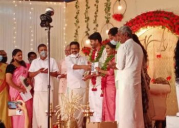 പുസ്തകങ്ങൾ ഉപഹാരമായി സ്വീകരിച്ച് വധൂവരൻമാർ