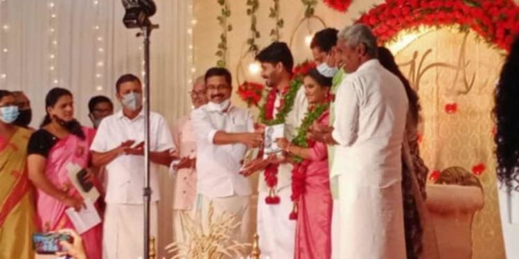 പുസ്തകങ്ങൾ ഉപഹാരമായി സ്വീകരിച്ച് വധൂവരൻമാർ