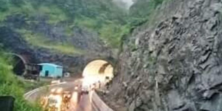 കുതിരാന്‍; ചോര്‍ച്ച അപകടകരം, മണ്ണിടിച്ചിലിനും സാധ്യത;