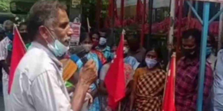 ജില്ലാകളക്ടർ ക്ക് ആദിവാസികൾ നിവേദനം നൽകി