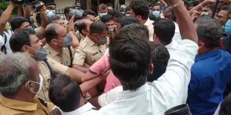 യുവമോർച്ച പ്രവർത്തകർ MLA യുടെ വസതിയിലേക്ക് നടത്തിയ മാർച്ചിൽ നേരിയ തോതിൽ സംഘർഷം