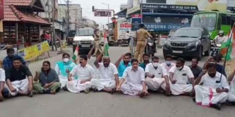 യൂത്ത് കോൺഗ്രസ്സ് സുൽത്താൻപ്പേട്ട റോഡ് ഉപരോധിച്ചു