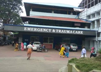 ജി​ല്ല ആ​ശു​പ​ത്രിയിൽ  ചികിത്സ കോ​വി​ഡി​നു​ മാ​ത്രം ജനം വലയുന്നു
