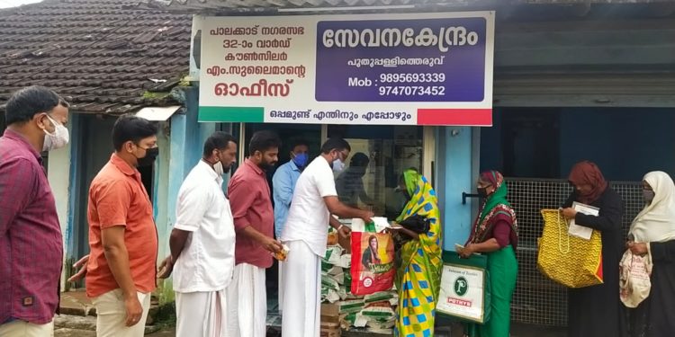 പ്രതിസന്ധിയിൽ ചേർത്തുപിടിക്കാo ,  പ്രതിമാസ കിറ്റ് വിതരണം ചെയ്തു.