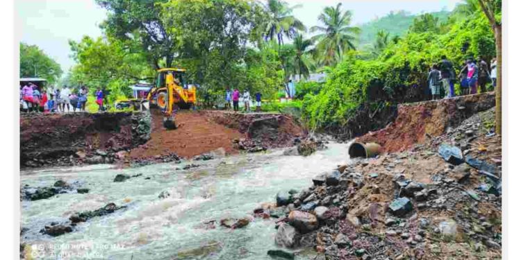 അട്ടപ്പാടിയിൽ കനത്ത      മഴയിൽ പാലം   ഒഴുകിപ്പോയി