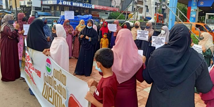 സംഘപരിവാര്‍ വംശഹത്യക്കെതിരേ പ്രതിഷേധവലയം തീര്‍ത്ത് വിമന്‍ ഇന്ത്യ മൂവ്‌മെന്റ്