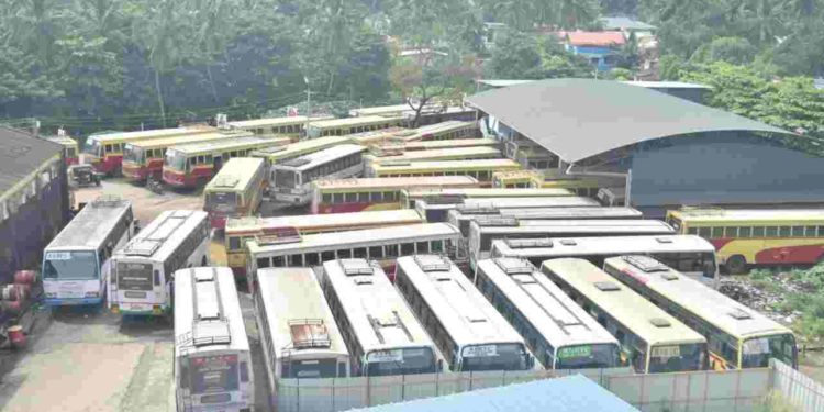 കെ.എസ്.ആർ.ടി.സി. പണിമുടക്ക്:ദീർഘദൂര യാത്രക്കാർ ദുരിതത്തിലായി.