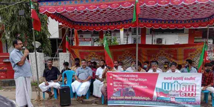 ഓട്ടോ ടാക്സി ചാർജ് വർധിപ്പിക്കണമെന്ന ആവശ്യപ്പെട്ട് എസ്.ഡി.ടി. യു ധർണ്ണ നടത്തി