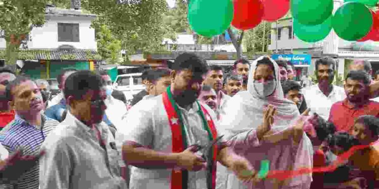 വാരിയംകുന്നൻ സ്മാരക ബസ് വെയ്റ്റിങ് ഷെഡ് സ്ഥാപിച്ചു