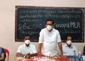 മാസ്ക്കുകളും സാനി ടൈസറുകളും വിതരണം ചെയ്തു