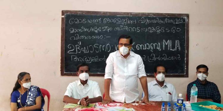 മാസ്ക്കുകളും സാനി ടൈസറുകളും വിതരണം ചെയ്തു