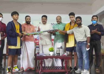 ഹോക്കി സ്റ്റിക്ക്കളും ബാഗുകളും വിതരണം ചെയ്തു