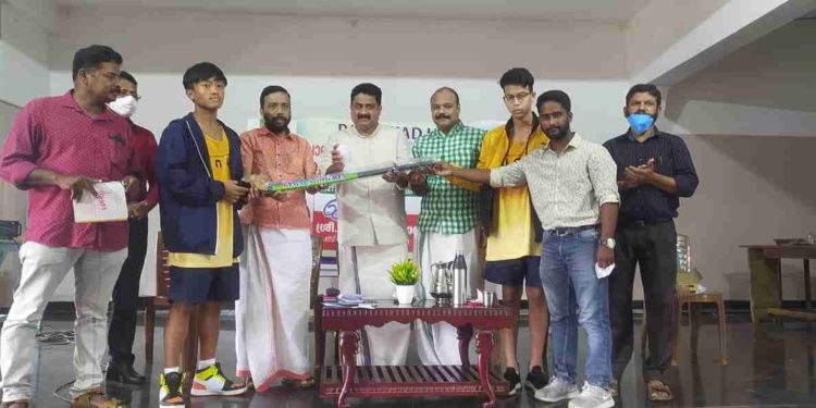 ഹോക്കി സ്റ്റിക്ക്കളും ബാഗുകളും വിതരണം ചെയ്തു