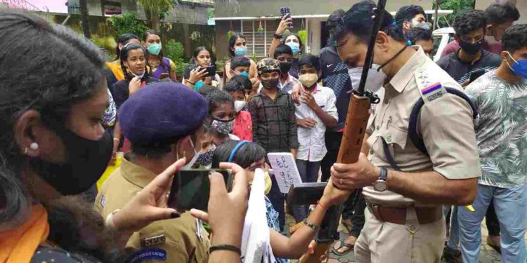 ശിശുദിനത്തിൽ കുട്ടികൾക്ക് വേറിട്ട അനുഭവം സമ്മാനിച്ച് ശിശു സൗഹൃദ പോലീസ് സ്റ്റേഷൻ