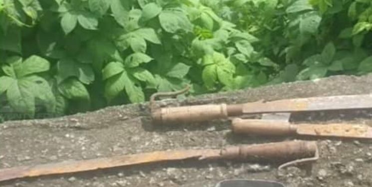 ദേശീയപാതയ്ക്കരികില്‍ ആയുധങ്ങള്‍ ഉപേക്ഷിച്ചനിലയില്‍; ചാക്കിനുള്ളില്‍ നാല് വടിവാളുകള്‍