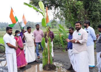 വാഴനട്ടു പ്രതിഷേധിച്ചു.