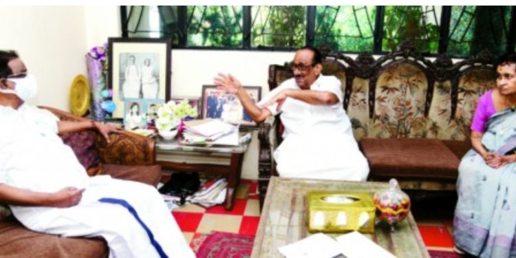 വി എസ്‌ വിജയരാഘവന്‌ പിറന്നാൾ ആശംസയുമായി എ കെ ബാലൻ