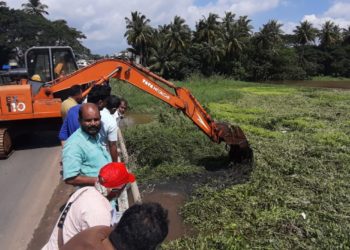 പുഴയിലെ ചണ്ടി നീക്കി തുടങ്ങി.