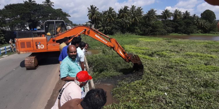പുഴയിലെ ചണ്ടി നീക്കി തുടങ്ങി.