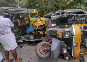 കിണാശ്ശേരി പെരുവെമ്പ് ഭാഗത്ത് ഓട്ടോറിക്ഷ തമ്മിൽ കൂട്ടിയിടിച്ച് മൂന്ന് പേർക്ക് പരിക്ക്