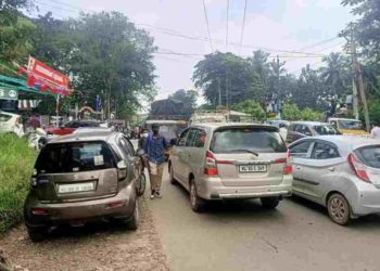 ഗതാഗതകുരുക്കില്‍ വീര്‍പ്പുമുട്ടി കല്ലടി കോളേജ് പരിസരം; വലഞ്ഞ് യാത്രക്കാര്‍