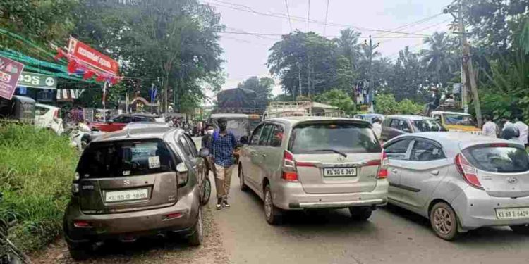 ഗതാഗതകുരുക്കില്‍ വീര്‍പ്പുമുട്ടി കല്ലടി കോളേജ് പരിസരം; വലഞ്ഞ് യാത്രക്കാര്‍