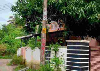 അജ്ഞാത വാഹനമിടിച്ച് ഇലക്ട്രിക് പോസ്റ്റ് തകർന്നു.