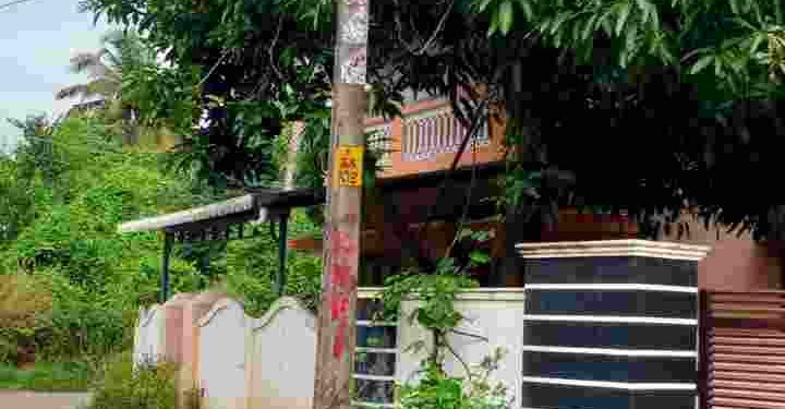 അജ്ഞാത വാഹനമിടിച്ച് ഇലക്ട്രിക് പോസ്റ്റ് തകർന്നു.