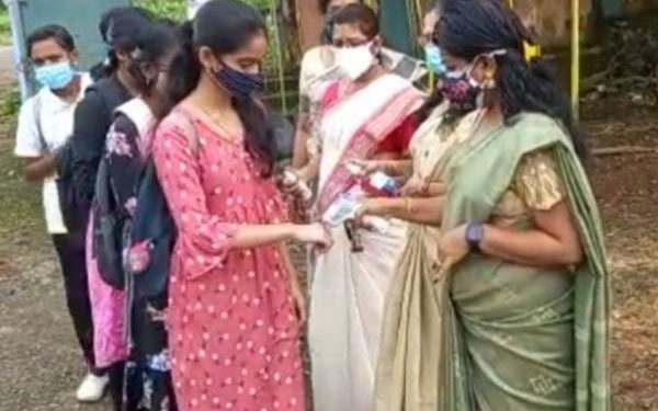 ഒന്നര വര്‍ഷത്തെ ഇടവേളയ്ക്ക് ശേഷം ഇന്ന് സ്കൂളുകള്‍ തുറന്നു