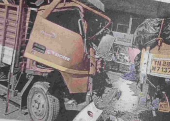 നിർത്തിയിട്ട ലോറിക്കു പിന്നിൽ ചരക്കു ലോറിയിടിച്ച് ഡ്രൈവർക്കു ഗുരുതര പരുക്ക്