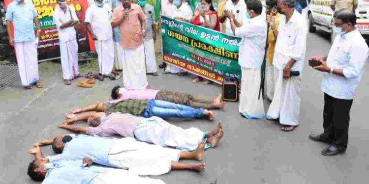കിസാൻ ജനത കലകട്രേറ്റിന് മുന്നിൽ ശയന പ്രദക്ഷിണം ചെയ്തു