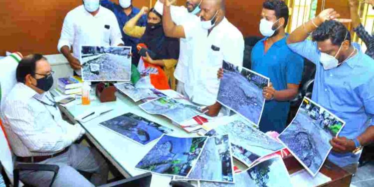 റോഡുകളുടെ ശോചനിയാവസ്ഥ :മുൻസിപ്പൽ സെക്രട്ടറിയെ യൂത്ത് കോൺഗ്രസ്  ഉപരോധിച്ചു.