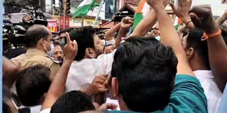 കോൺഗ്രസിന്റെ ചക്രസ്തംഭന സമരം തുടങ്ങി