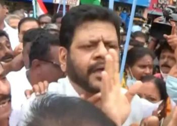 ചക്രസ്തംഭന സമരം : വി കെ ശ്രീകണ്oനെ തിരെ പോലീസ് കയ്യേറ്റം