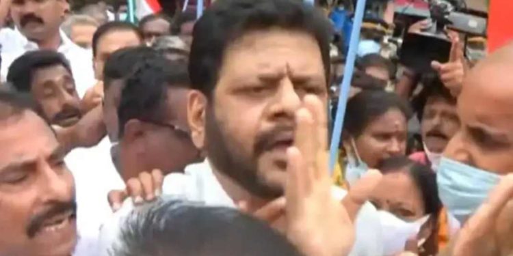 ചക്രസ്തംഭന സമരം : വി കെ ശ്രീകണ്oനെ തിരെ പോലീസ് കയ്യേറ്റം