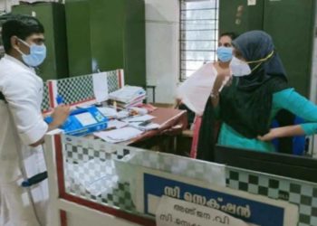 ഒരു ബണ്ടിൽ പേപ്പർ എത്തിച്ച് പഞ്ചായത്ത് പ്രസിഡന്റിന്റെ പ്രതിഷേധം