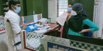 ഒരു ബണ്ടിൽ പേപ്പർ എത്തിച്ച് പഞ്ചായത്ത് പ്രസിഡന്റിന്റെ പ്രതിഷേധം