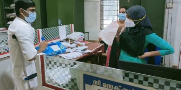 ഒരു ബണ്ടിൽ പേപ്പർ എത്തിച്ച് പഞ്ചായത്ത് പ്രസിഡന്റിന്റെ പ്രതിഷേധം