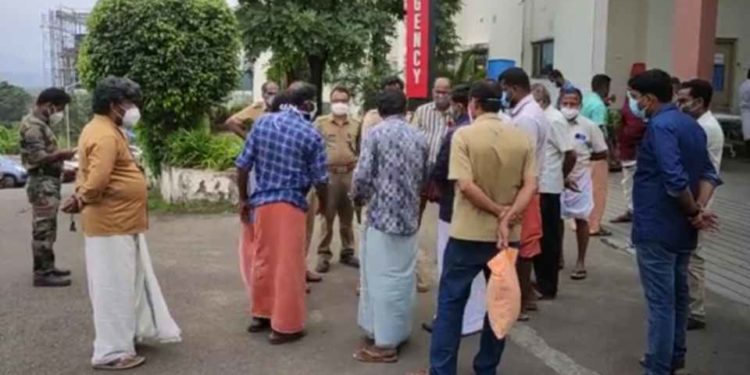 കാട്ടുപന്നിയുടെ ആക്രമണത്തില്‍ മരിച്ചയാളുടെ മൃതദേഹവുമായി പ്രതിഷേധം