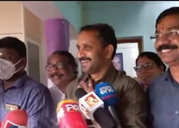 ആർഎസ്എസ് പ്രവർത്തകന്റെ കൊലപാതകത്തിൽ  പ്രതികരിക്കവെ ചിരിച്ചും തമാശ പറഞ്ഞും  കെ. സുരേന്ദ്രൻ