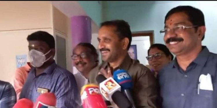 ആർഎസ്എസ് പ്രവർത്തകന്റെ കൊലപാതകത്തിൽ  പ്രതികരിക്കവെ ചിരിച്ചും തമാശ പറഞ്ഞും  കെ. സുരേന്ദ്രൻ