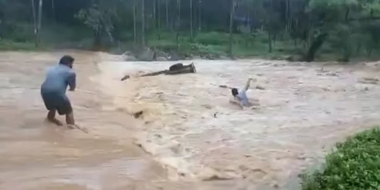 അട്ടപ്പാടിയില്‍ കനത്ത മഴ: പിക്കപ്പ് വാന്‍ ഒഴുകിപ്പോയി; അച്ഛനും മകനും തലനാരിഴയ്ക്ക് രക്ഷപ്പെട്ടു