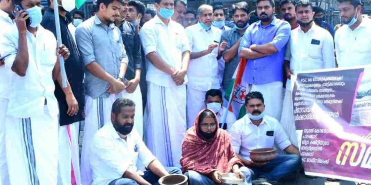 PSC ഓഫീസിലേക്ക്    പിച്ചച്ചട്ടി സമരം നടത്തി യൂത്ത് കോൺഗ്രസ്