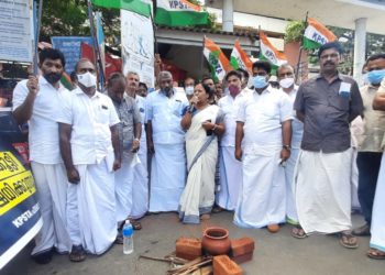 അടൂപ്പൂ കൂട്ടി സമരം നടത്തി.