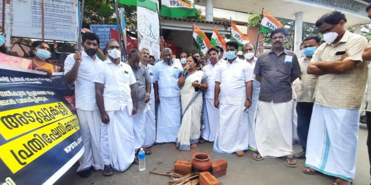 അടൂപ്പൂ കൂട്ടി സമരം നടത്തി.