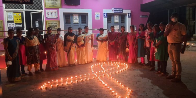 ലോക എയ്ഡ്സ്‌ ദിനാചരണത്തോടനുബന്ധിച്ച്  കമ്യൂണിറ്റി ഹെൽത്ത് സെന്ററിൽ ദീപം തെളിയിച്ചു